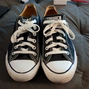 Black converse size 6.5 men and 8.5 woman